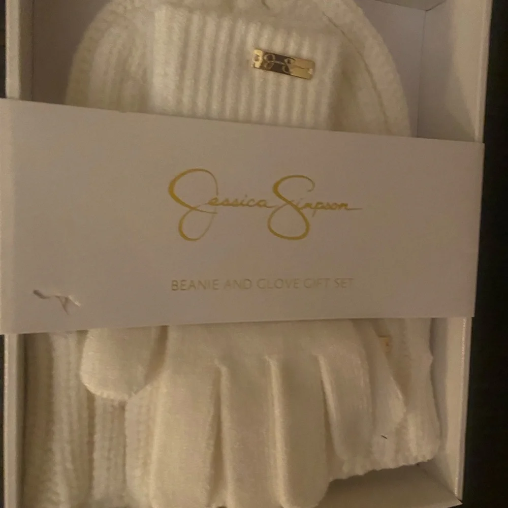 NEW Jessica Simpson beanie hat and glove gift set